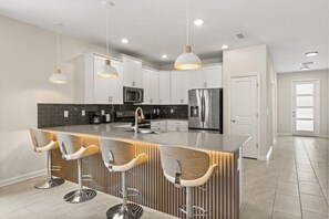 Fridge, microwave, oven, stovetop - 9 Bedrooms/ 5 Bathrooms/ Storey Lake (2867SC) (Kissimmee)