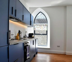 Coffee/tea maker, fridge, microwave, oven - Modern Chapel Stay @ Trinity (Conwy Principal Area)