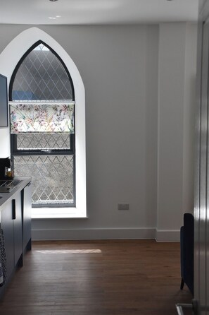 Interior - Modern Chapel Stay @ Trinity (Conwy Principal Area)