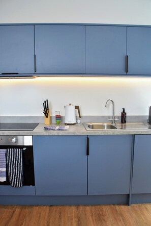 Coffee/tea maker, fridge, microwave, oven
