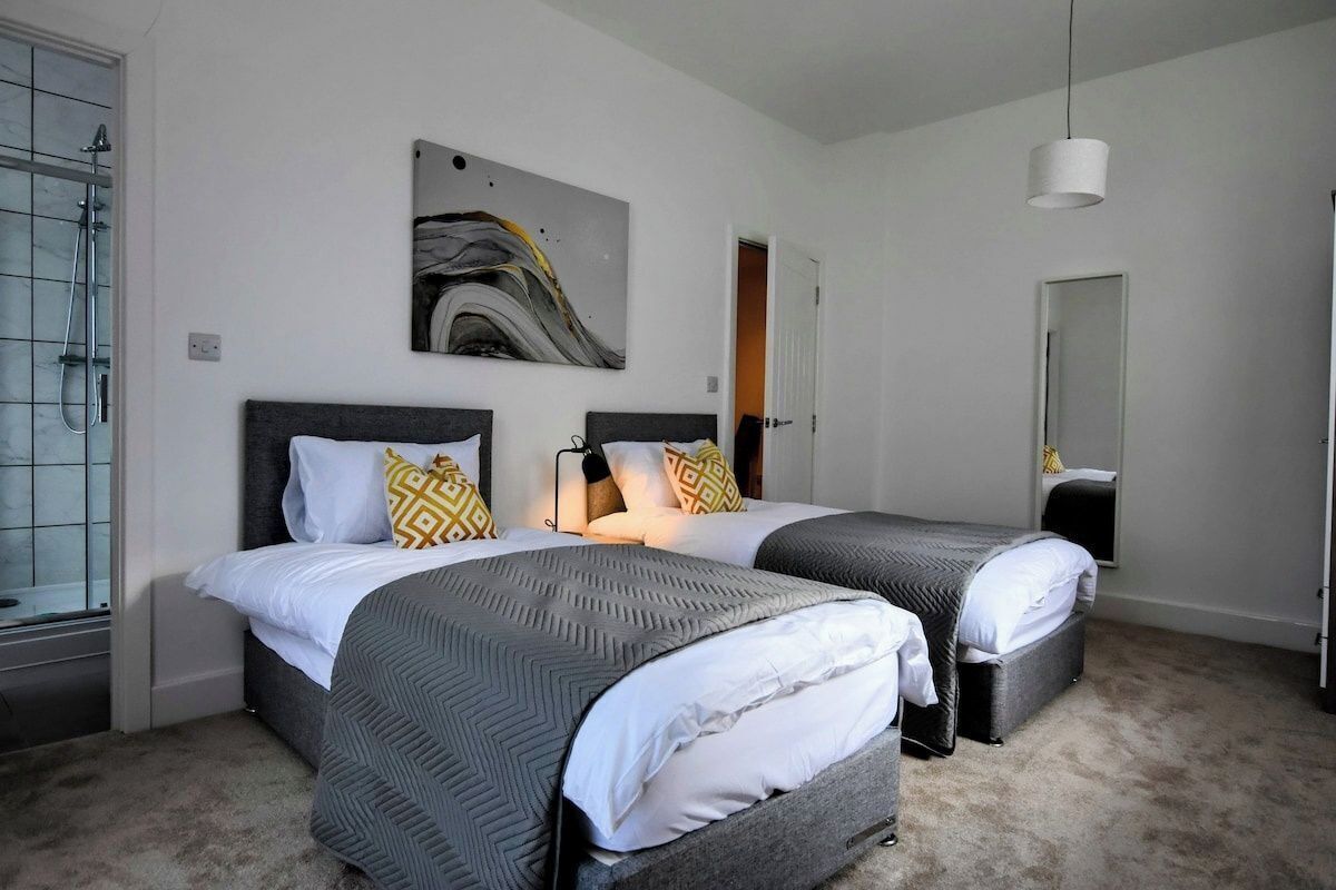 2 bedrooms, internet, bed sheets