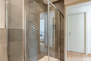 Dusche, Haartrockner, Handtücher
