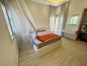 3 bedrooms, iron/ironing board, WiFi, bed sheets