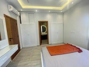 3 bedrooms, iron/ironing board, WiFi, bed sheets