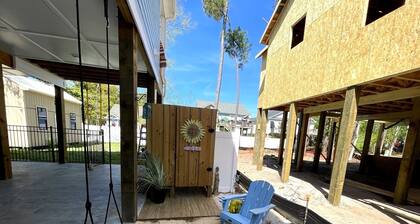 Charming Hollywood Beach Haven, 2 Beds, King & Queen, Walk to the Beach