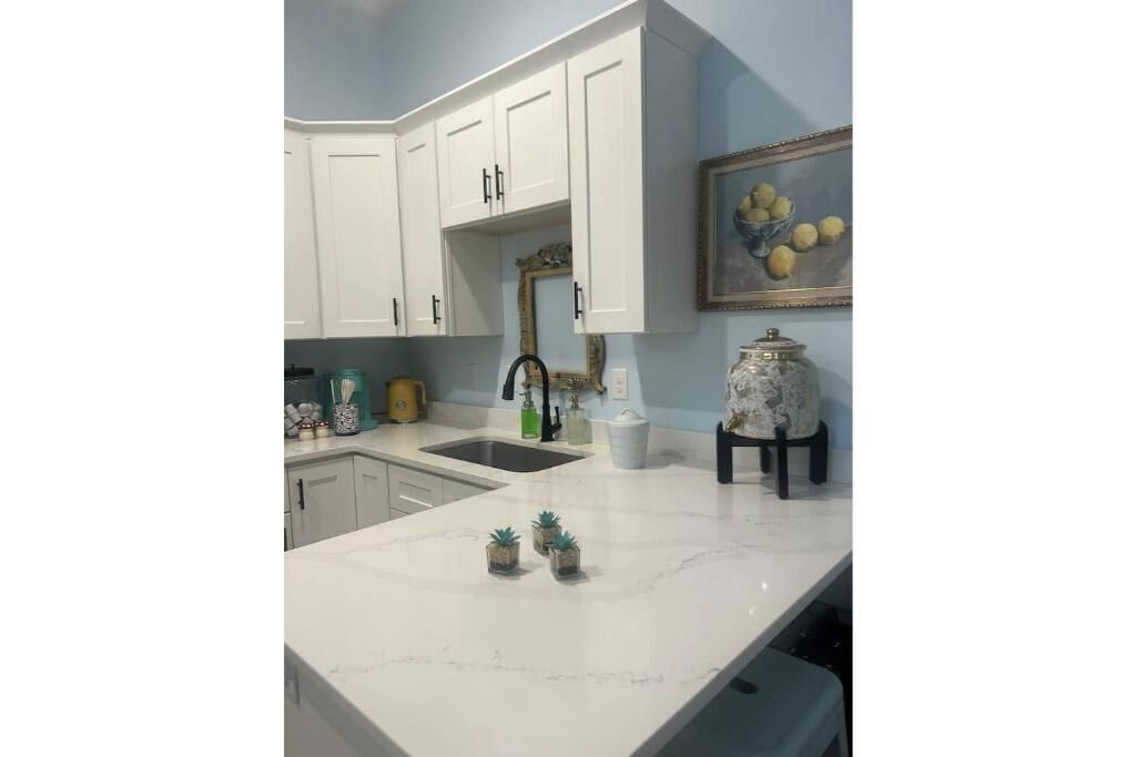 Een koelkast, een microgolfoven, een koffiezetapparaat/waterkoker