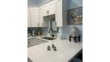 Geladeira, micro-ondas, cafeteira/chaleira, chaleira elétrica