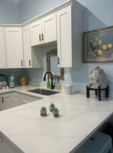 Charming Hollywood Beach Haven, 2 Beds, King & Queen, Walk to the Beach