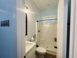 Hair dryer, towels, toilet paper - Charming Hollywood Beach Haven, 2 Beds, King & Queen, Walk to the Beach (Oak Island)