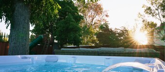 Cheerful 3BR - Bar, Jacuzzi & Kids Treehouse