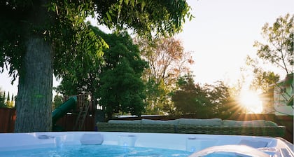 Cheerful 3BR - Bar, Jacuzzi & Kids Treehouse