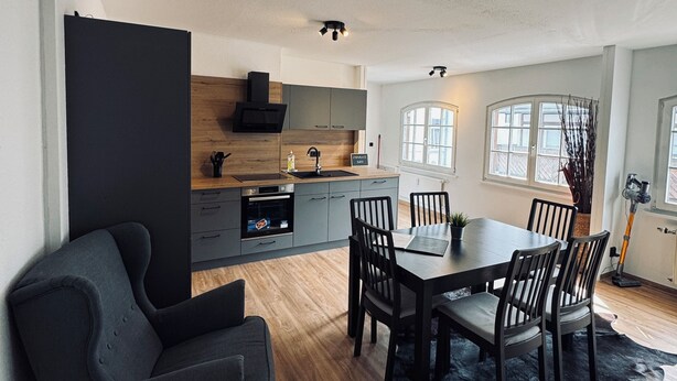 Una cocina moderna con zona de comedor.