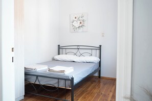 2 bedrooms, iron/ironing board, internet, bed sheets