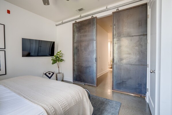 1 bedroom, blackout curtains, iron/ironing board, bed sheets - Lofts At 30th - Urban Lodge - Mins to Broadway! (Nashville)