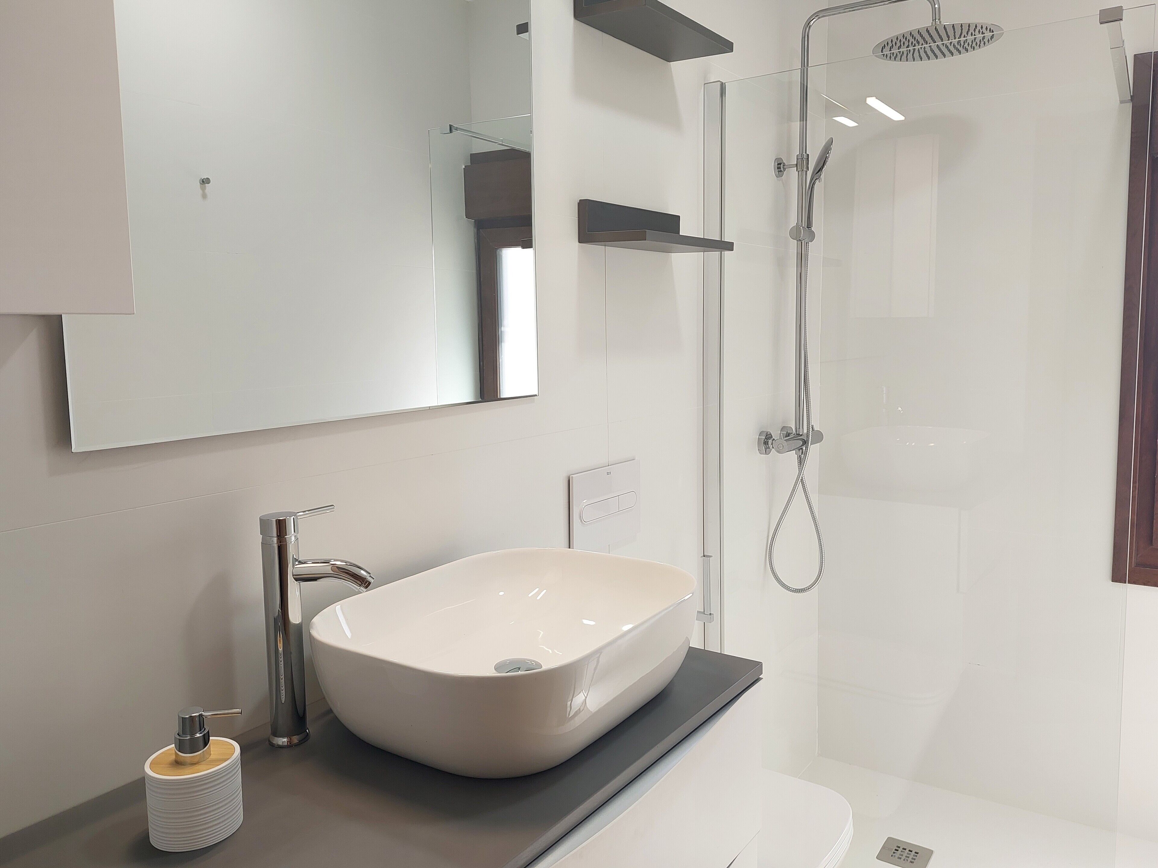 Douche, sèche-cheveux, serviettes fournies, savon