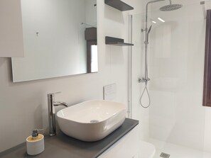 Dusj, hårføner, håndklær og såpe