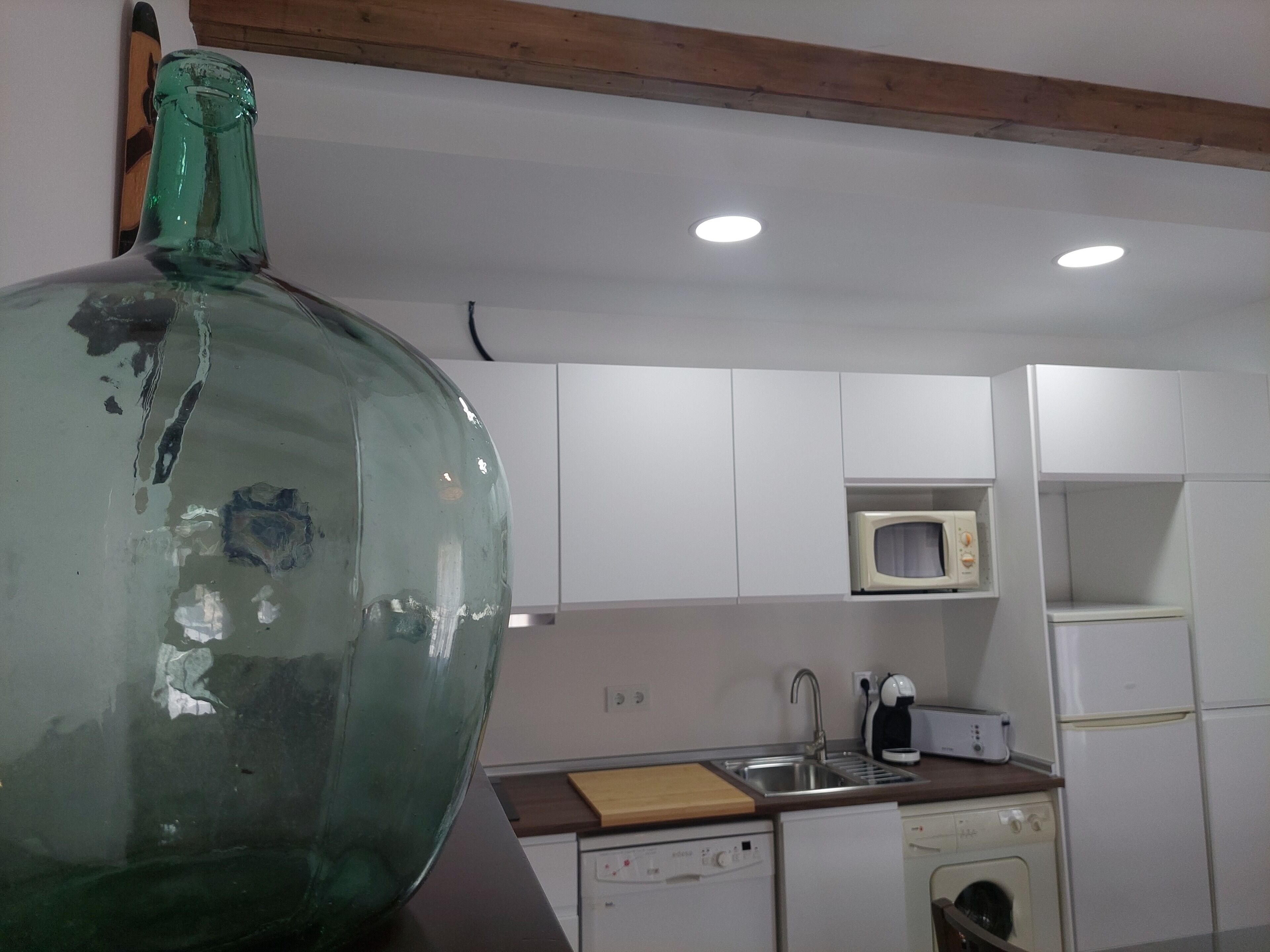 Réfrigérateur, micro-ondes, plaque de cuisson, lave-vaisselle