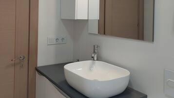 Suihku, hiustenkuivaaja, pyyhkeet, saippua