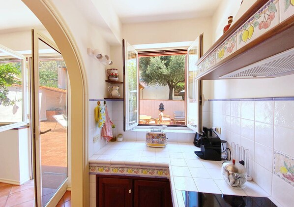 Family Apartment | Private kitchen | Oven, stovetop, cookware/dishes/utensils, freezer