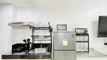 Fridge, microwave, stovetop, cookware/dishes/utensils