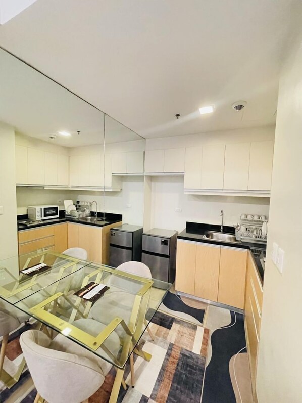 Køleskab, mikrobølgeovn, kogeplade, køkkentøj/tallerkener/redskaber