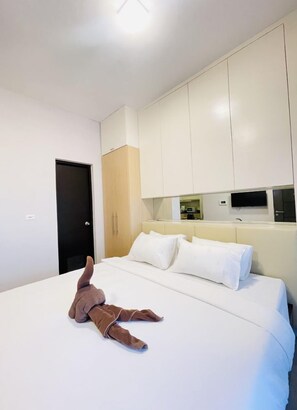 Iron/ironing board, bed sheets, wheelchair access