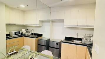Fridge, microwave, stovetop, cookware/dishes/utensils