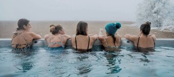 Country Glamper • fireplace • hot tub • cold plunge 
