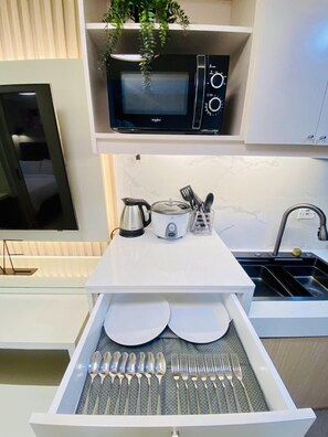 Fridge, microwave, stovetop, cookware/dishes/utensils