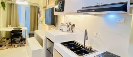 Jääkaappi, mikroaaltouuni, liesi, keittoastiat/astiat/ruokailuvälineet