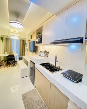 Fridge, microwave, stovetop, cookware/dishes/utensils