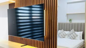 Iron/ironing board, bed sheets, wheelchair access