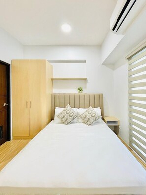 Iron/ironing board, bed sheets, wheelchair access