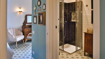 Dusche, Haartrockner, Bidet, HandtĂŒcher