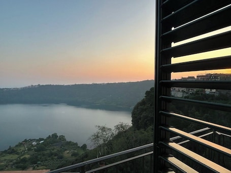 Parco della struttura. Favoloso appartamento vista lago nemi con terrazzo panoramico.A pochi km da Roma