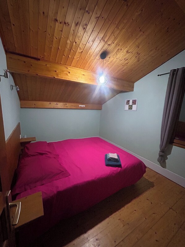 3 chambres, fer et planche à repasser, Wi-Fi, draps fournis