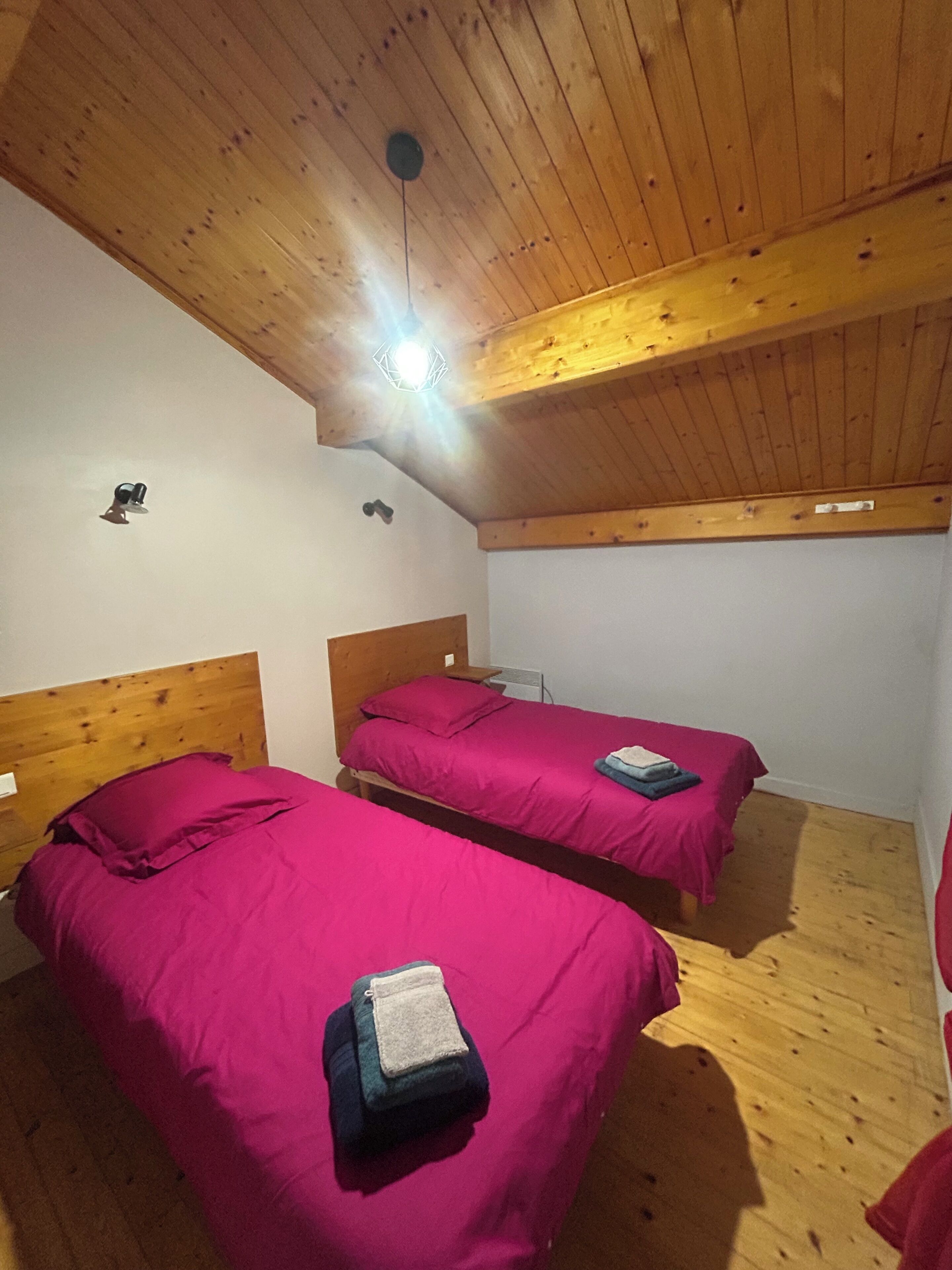 3 chambres, fer et planche à repasser, Wi-Fi, draps fournis