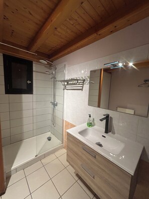 Shower, hair dryer, towels, soap - Gîte Petit Pierre Sonnay, Isère (Sonnay)