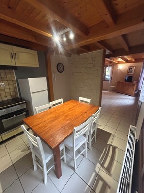 Dining - Gîte Petit Pierre Sonnay, Isère (Sonnay)