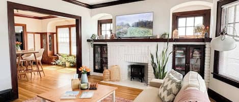 Televisio, takka, työhuone