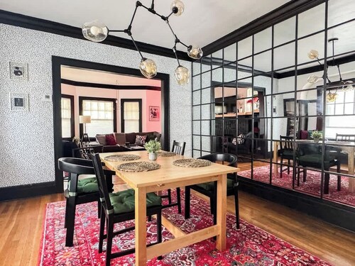 Rock and Roll House of Fame! 2bed 1bath Central AC