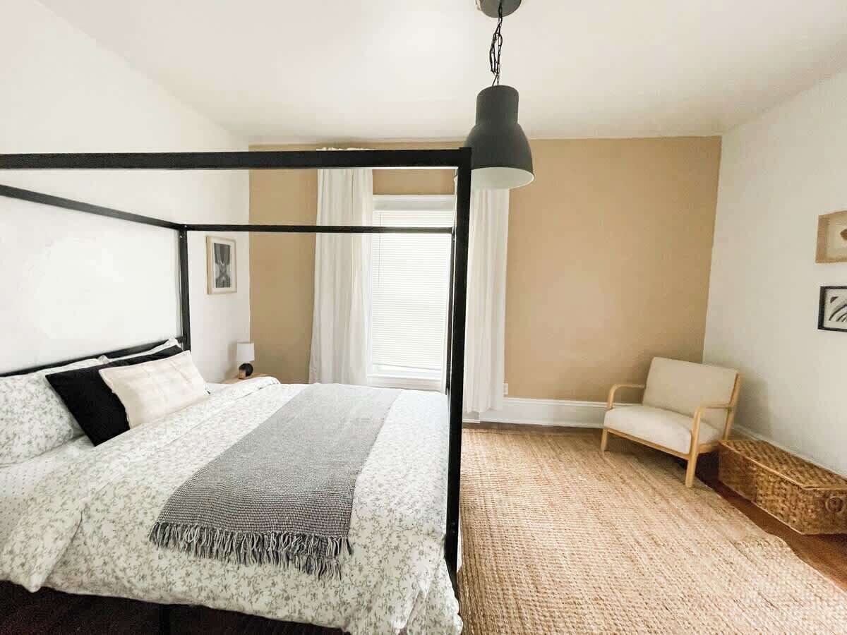 2 slaapkamers, een strijkplank/strijkijzer, wifi, beddengoed