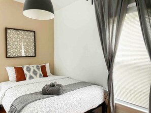 2 bedrooms, iron/ironing board, WiFi, bed sheets - Lorain - 2Bed1Bath Central AC, PET friendly (Lorain)