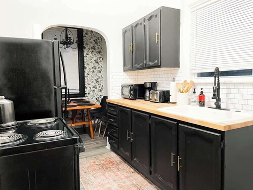 Look no further in Lorain! AC! Pets! 1st Floor