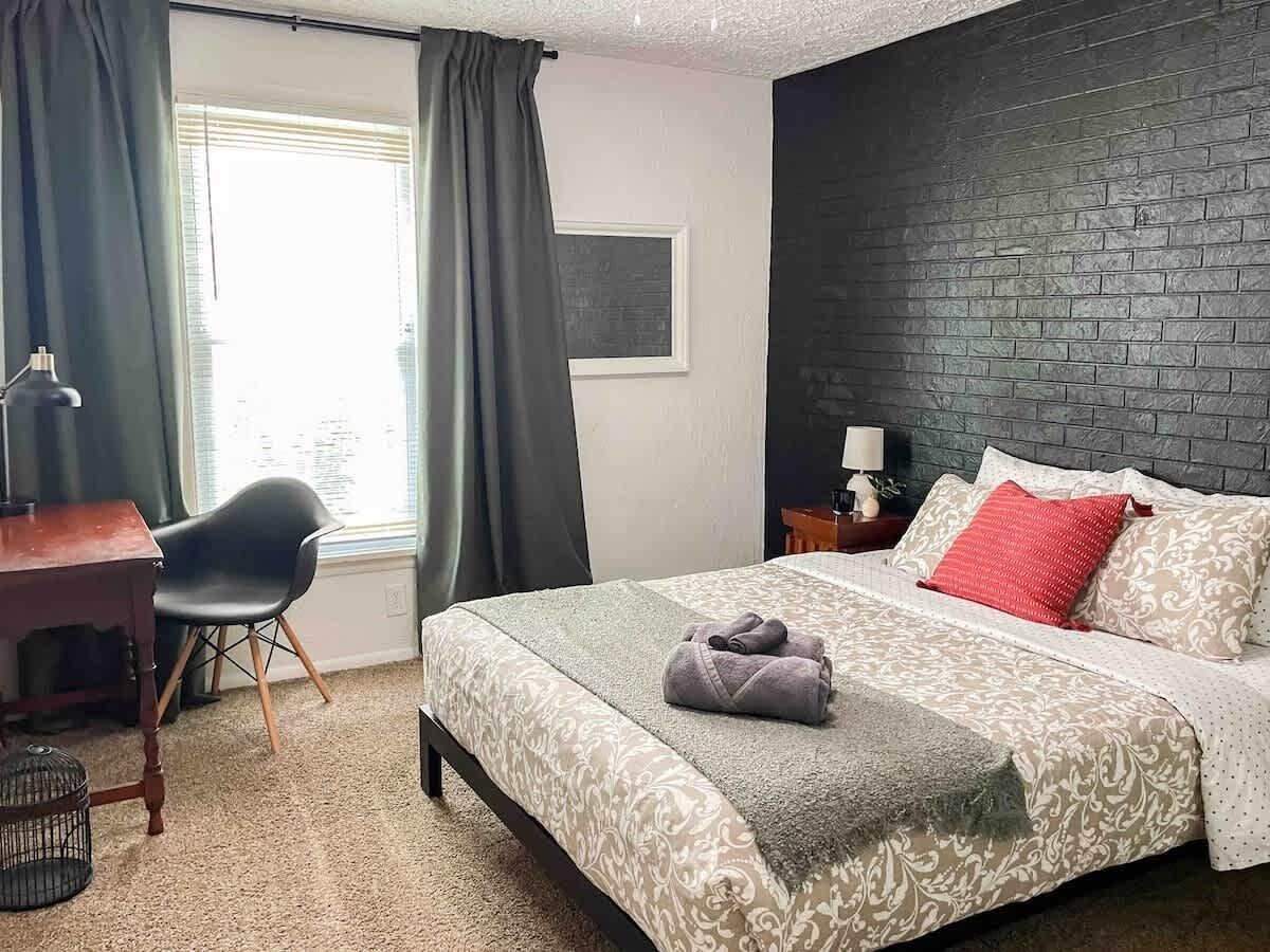 3 habitaciones, tabla de planchar con plancha, wifi y ropa de cama 