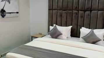 Kamar Superior | Meja kerja, ruang kerja ramah laptop, dan tirai kedap cahaya