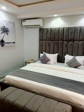 Superior Room | Desk, laptop workspace, blackout curtains, free WiFi
