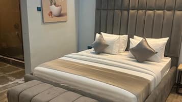 Escritorio, espacio para trabajar con laptop y cortinas blackout