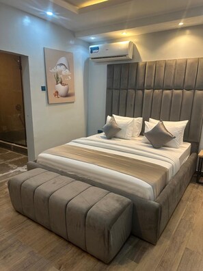 Bureau, espace de travail pour ordinateur portable, rideaux occultants