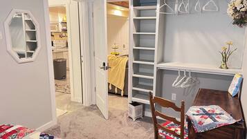 6 bedrooms, iron/ironing board, WiFi